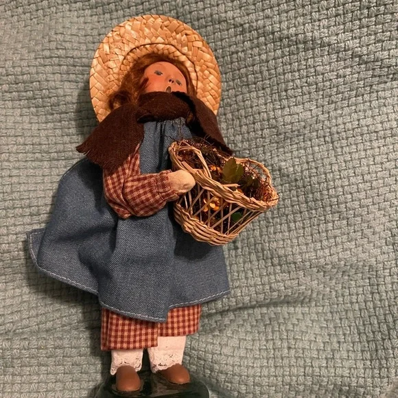 Byers Choice Carolers Harvest Girl in Straw Hat @ Flower Basket 2004 10 in